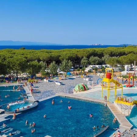 אתר קמפינג Village Baia Blu La Tortuga 4*